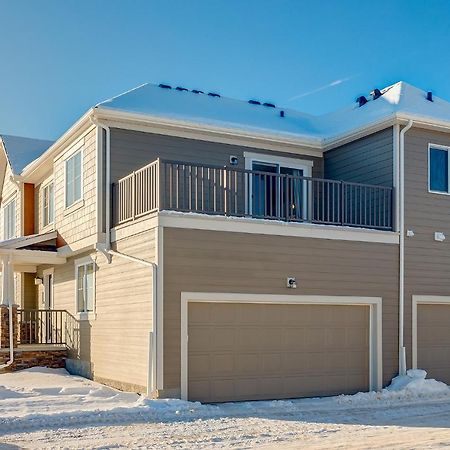 New Home With Ac, Patio And Netflix YYC Esterno foto