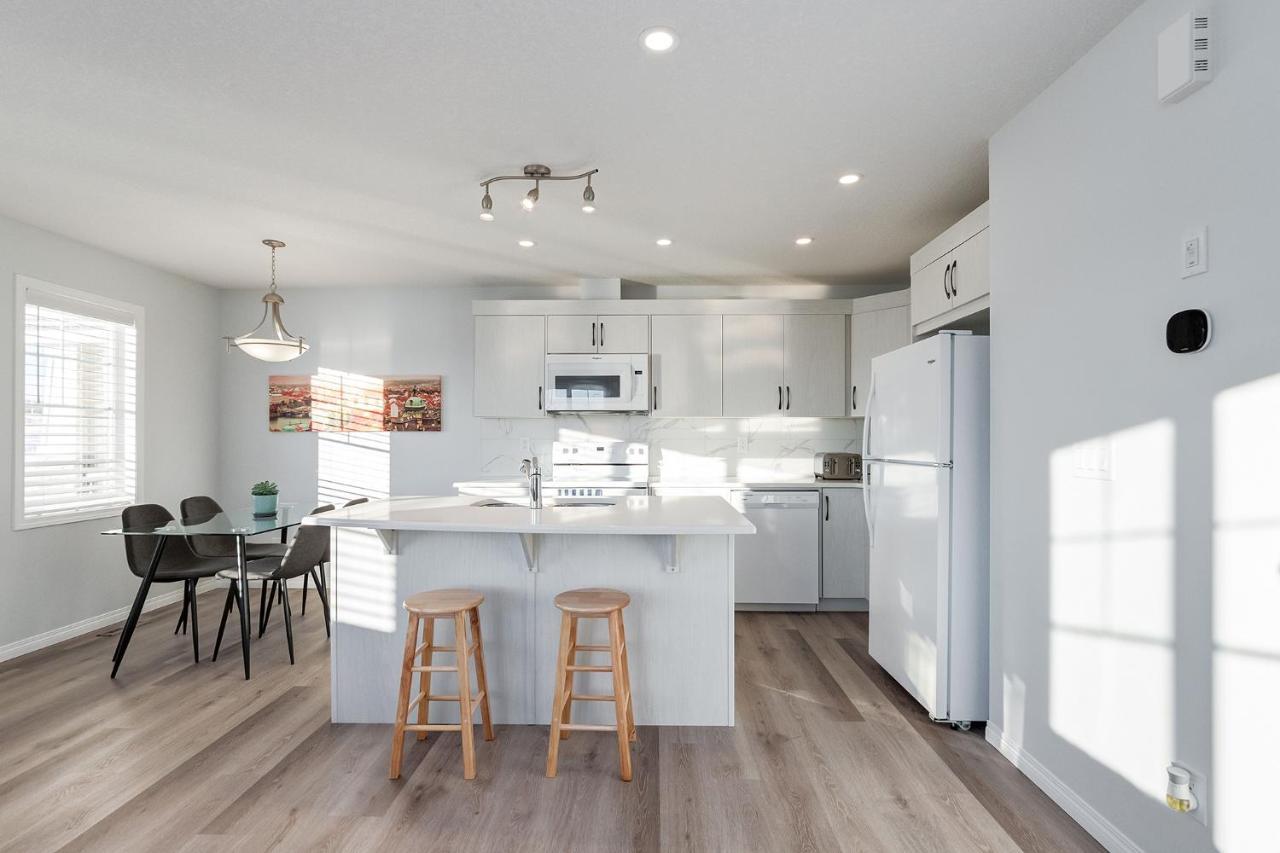 New Home With Ac, Patio And Netflix YYC Esterno foto