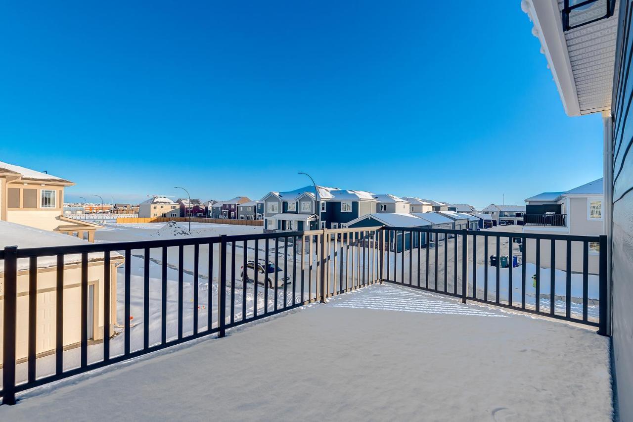 New Home With Ac, Patio And Netflix YYC Esterno foto